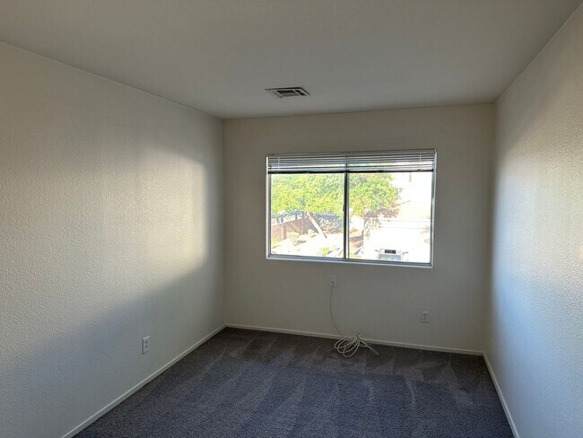 Building Photo - 3 Bedroom Townhouse!! in Gated Community!!...