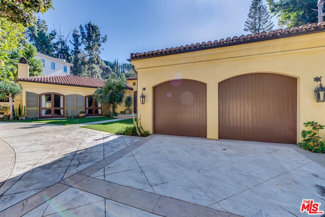 Building Photo - 9530 Hidden Valley Rd