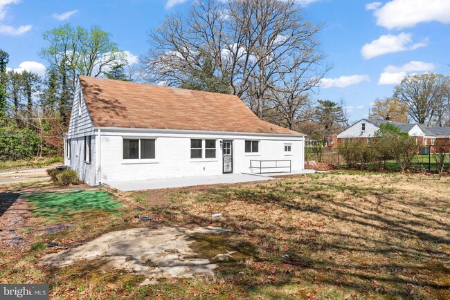 Building Photo - 5004 Barnaby Ln