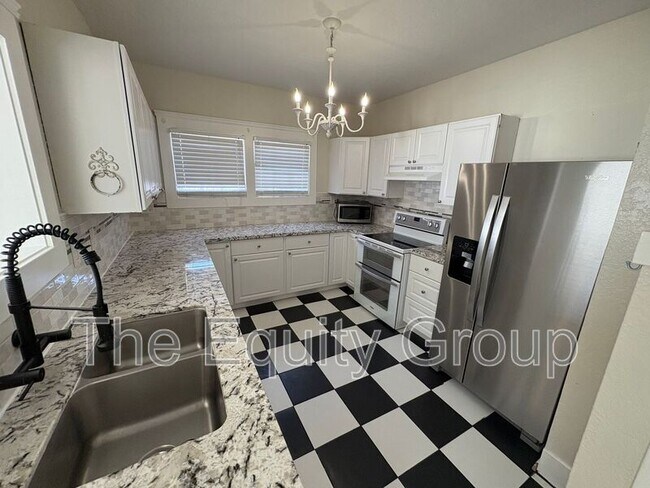 Building Photo - 209 E 11th St