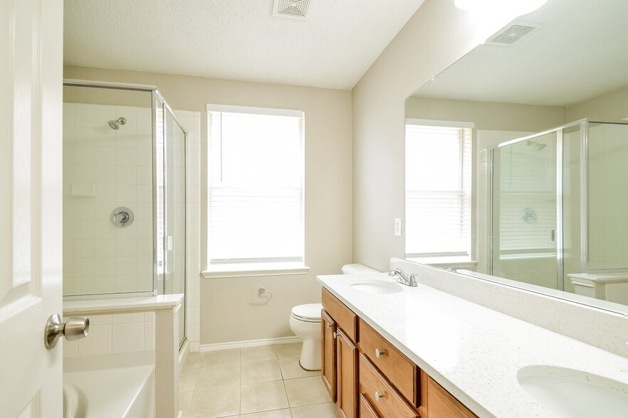 Building Photo - 1620 Logan Dr