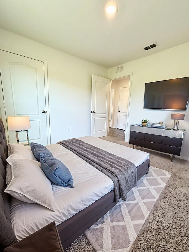 Building Photo - Your Dundee 4Beds/2Baths dream home – conv...