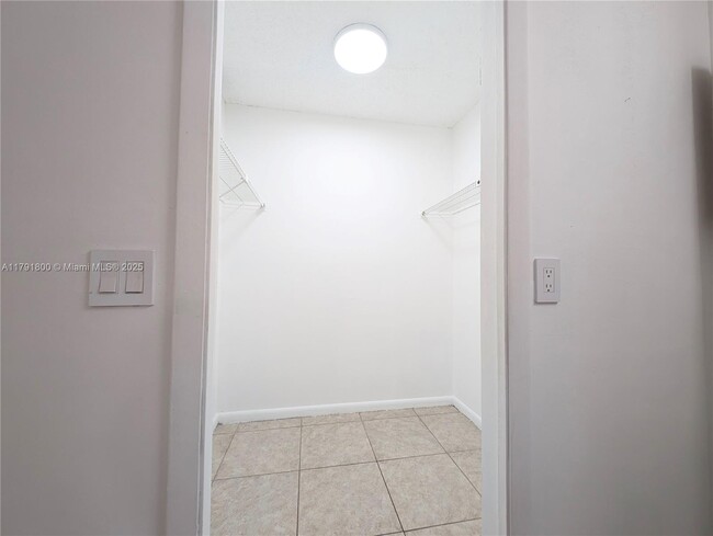 Building Photo - 310 Lakeview Dr