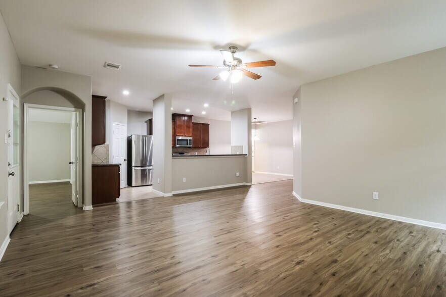 Building Photo - 2815 Lexington Park Dr