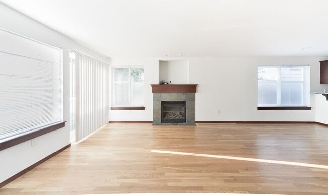 Building Photo - Nice 3 beds / 3.5 baths Townhouse in Green...