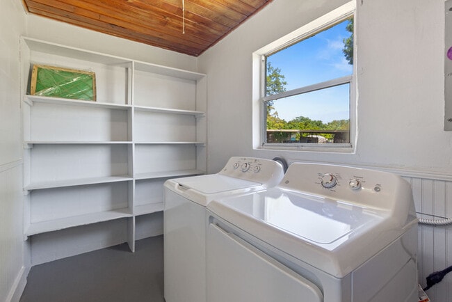 Building Photo - 2525 Forest Dr