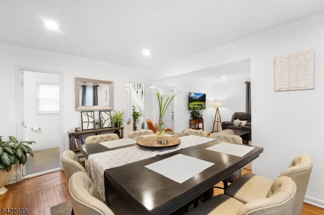 Building Photo - 60 Searing St