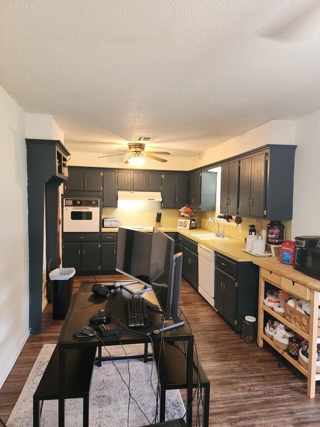 Building Photo - Darling Home in East Shawnee