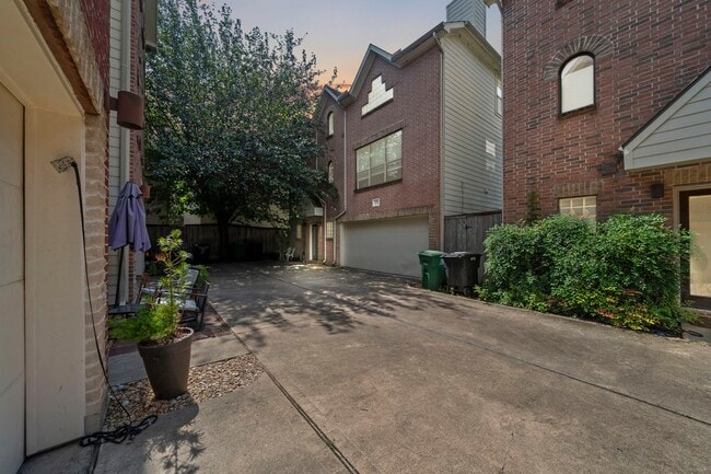 Building Photo - 2154 Arabelle St