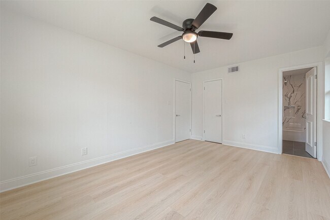 Building Photo - 10027 Lynbrook Dr