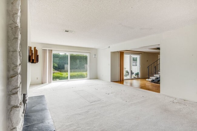 Building Photo - Tranquility on Beachside