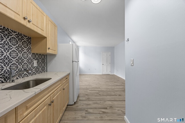 Building Photo - 60 Center St