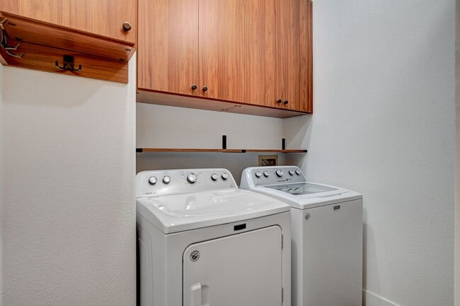 Building Photo - Popular Seven Hills Area, 1-Story, Complet...