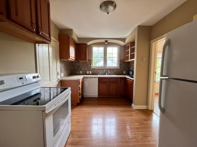 Sunny kitchen, all appliances included - 3948 N Downer Ave