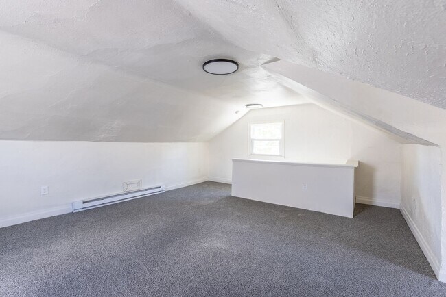 Building Photo - AVAILABLE OCTOBER 15th - Quirky 3+ Bedroom...