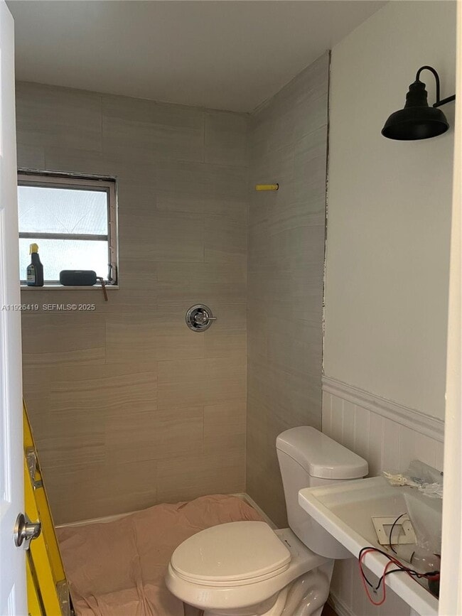 Building Photo - 1644 Arthur St