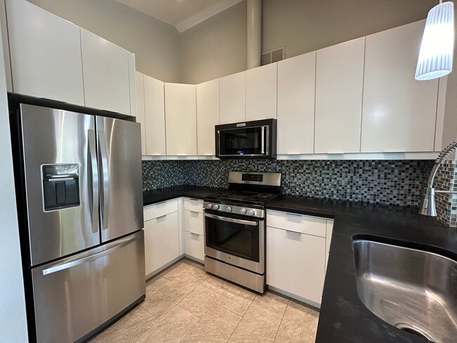 Building Photo - Paseo Del Sol