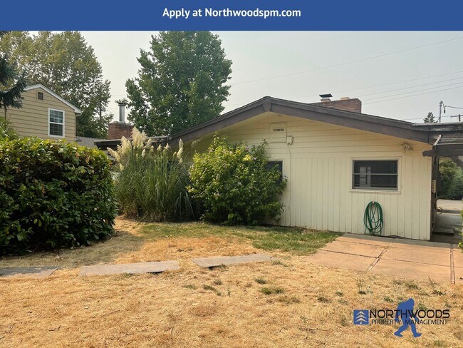 Building Photo - 3 Bedroom Charming House, located on quiet street off cul-de-sac.