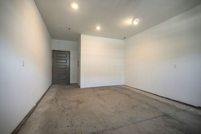 Building Photo - Stunning Condo with Garage space