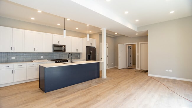 Building Photo - 3520 W Shakespeare Ave