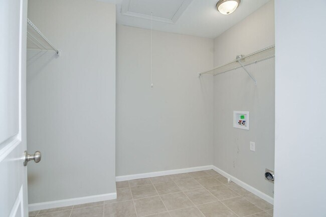 Building Photo - 4 Bedroom 2.5 Bath Canterbury Farms