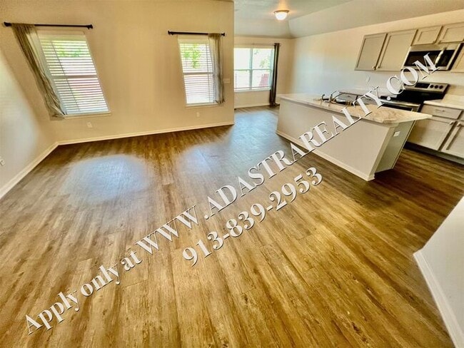 Building Photo - Like New Ranch in Spring Hill-Available in...