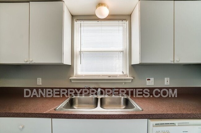 Building Photo - 3704 Willow Run Dr