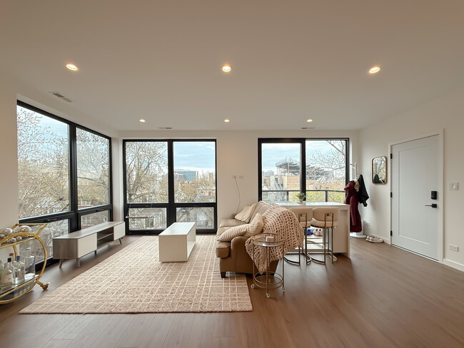 Building Photo - 3710 N Kenmore Ave
