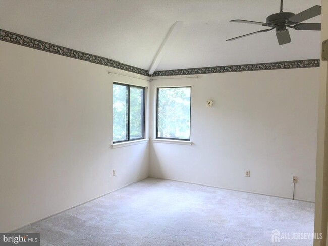 Building Photo - 92 Sayre Dr