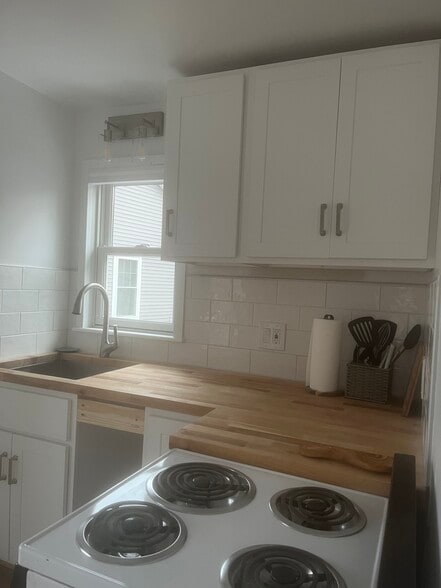 Unit 3 Kitchen - 1061 Maplewood Ave