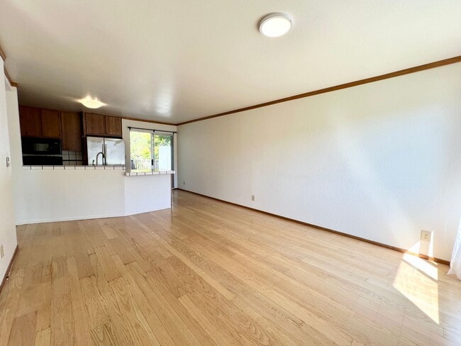 Building Photo - Spacious 4-Bed, 3-Bath Single-Family Home ...