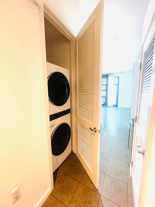 Washer/Dryer In Unit - 133 The Promenade N