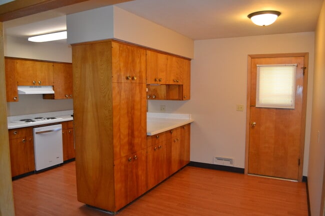 Building Photo - Nice 3-4 Br, 2 Bath Ranch style home, fenced in yard, garage, patio, full basement