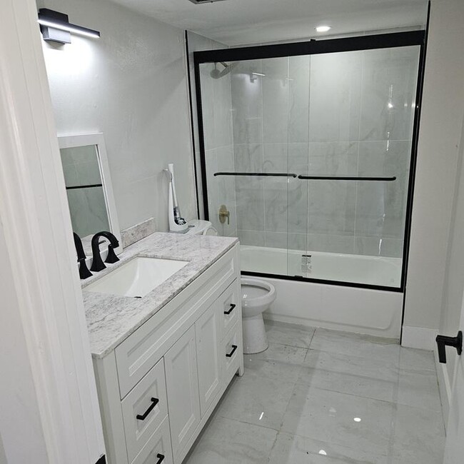 Building Photo - 4164 Inverrary Dr