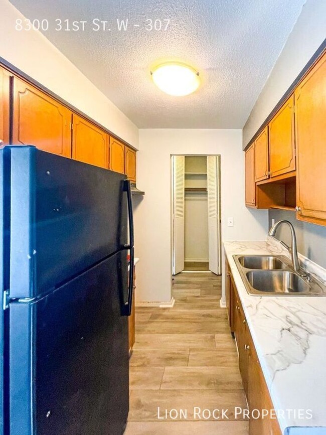 Primary Photo - Modern Two Bedroom Find in St. Louis Park ...