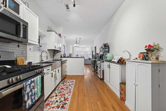 Building Photo - 3115 N Oakley Ave