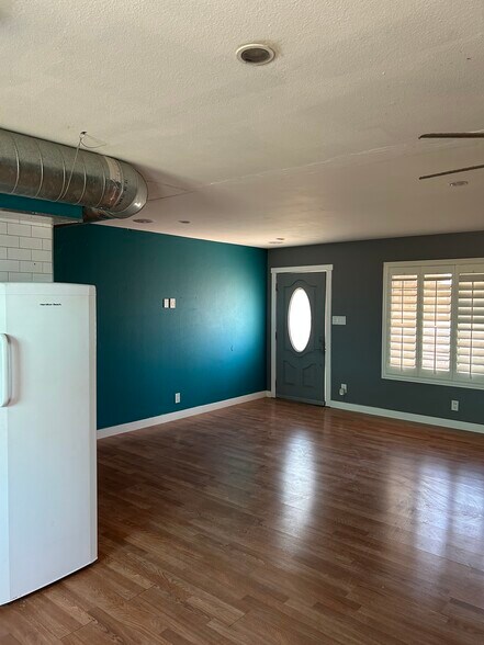 Primary Photo - 1230 W Manhatton Dr