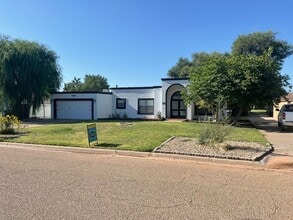 Building Photo - Pool & Hot Tub on the Golf Course Too! Mes...