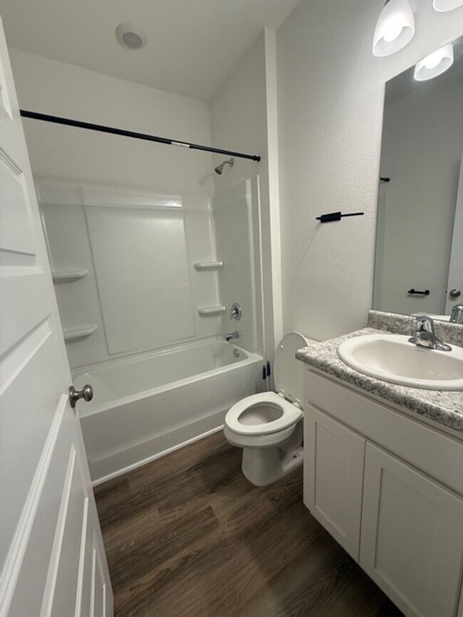 Building Photo - Beautiful 3/2 Single Family house with 2 car garage