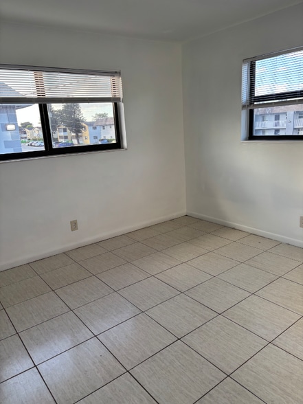 Building Photo - 5940 NW 16th Pl