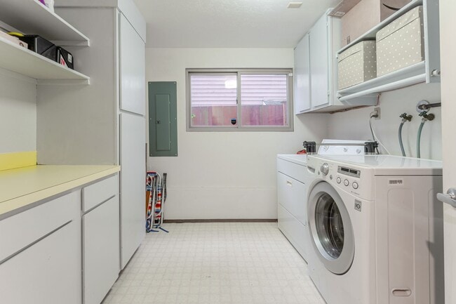 Building Photo - Amazing Custom Home