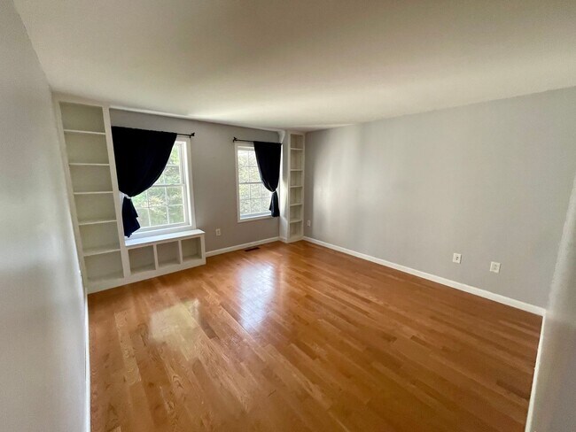 Building Photo - 2-Bed Single Family in New London!