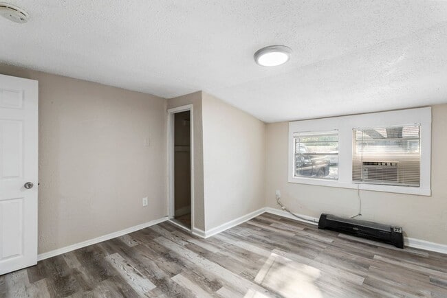 Building Photo - 3bdrm/1bath Home with large fenced yard  ** Section 8 OK ** $1,695.00