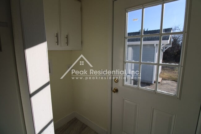 Building Photo - 1042 Las Palmas Ave