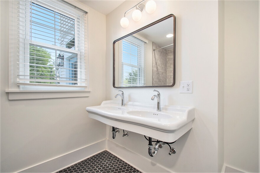 Building Photo - 523 W Marion St