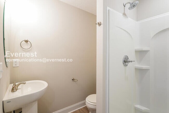 Building Photo - 3 Bed/3 Bath Townhome with Carport / Pet-Friendly / Vouchers Accepted / Available Now!