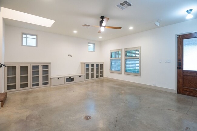 Building Photo - Bouldin Creek Neighborhood - Prime Location - 3/2.5!