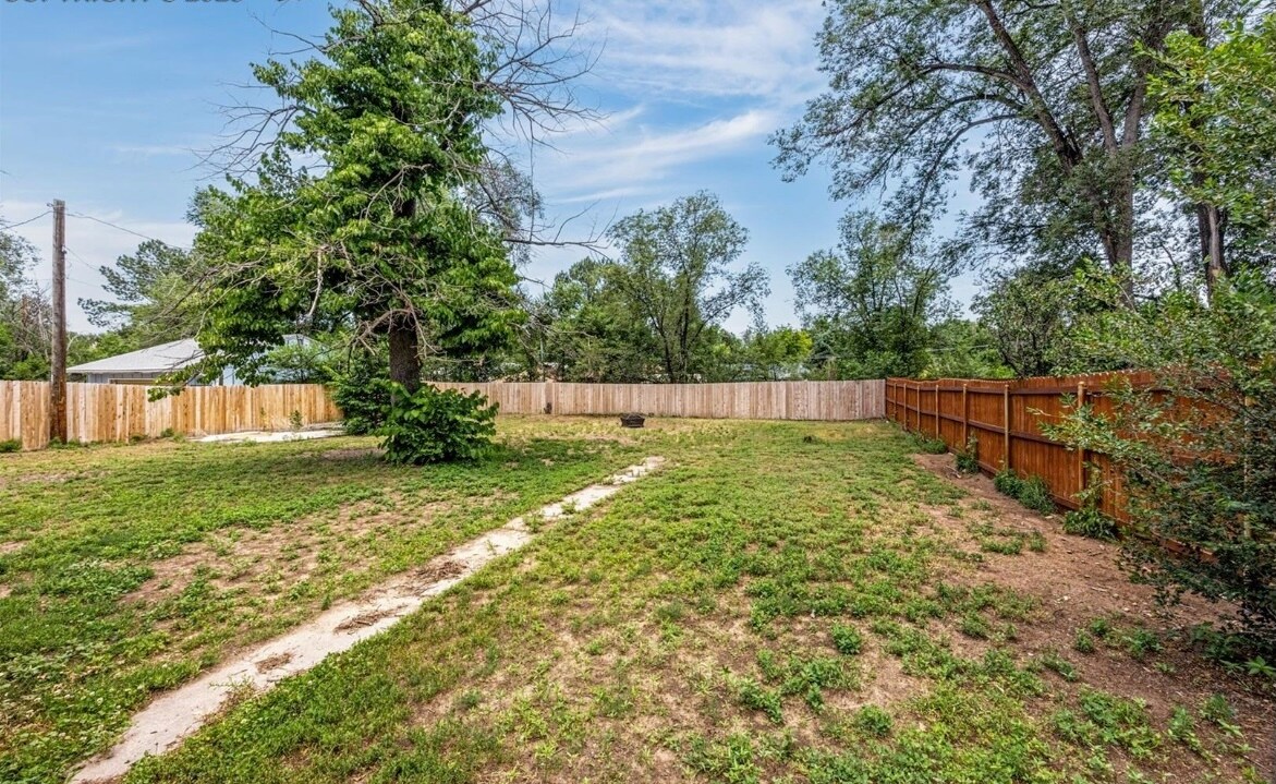 Building Photo - 601 Hackberry Dr