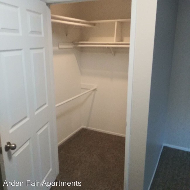 Building Photo - 2228 Royale Rd