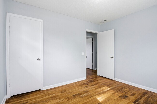 Building Photo - Majestic Maxwell